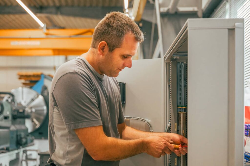 hr-werkzeugmaschinen-elektronik-2